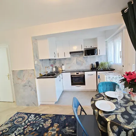 Arc De Triomphe 2 Min Walk Elegant パリ